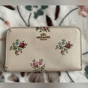 Authentic COACH Medium Zip Around
Wallet